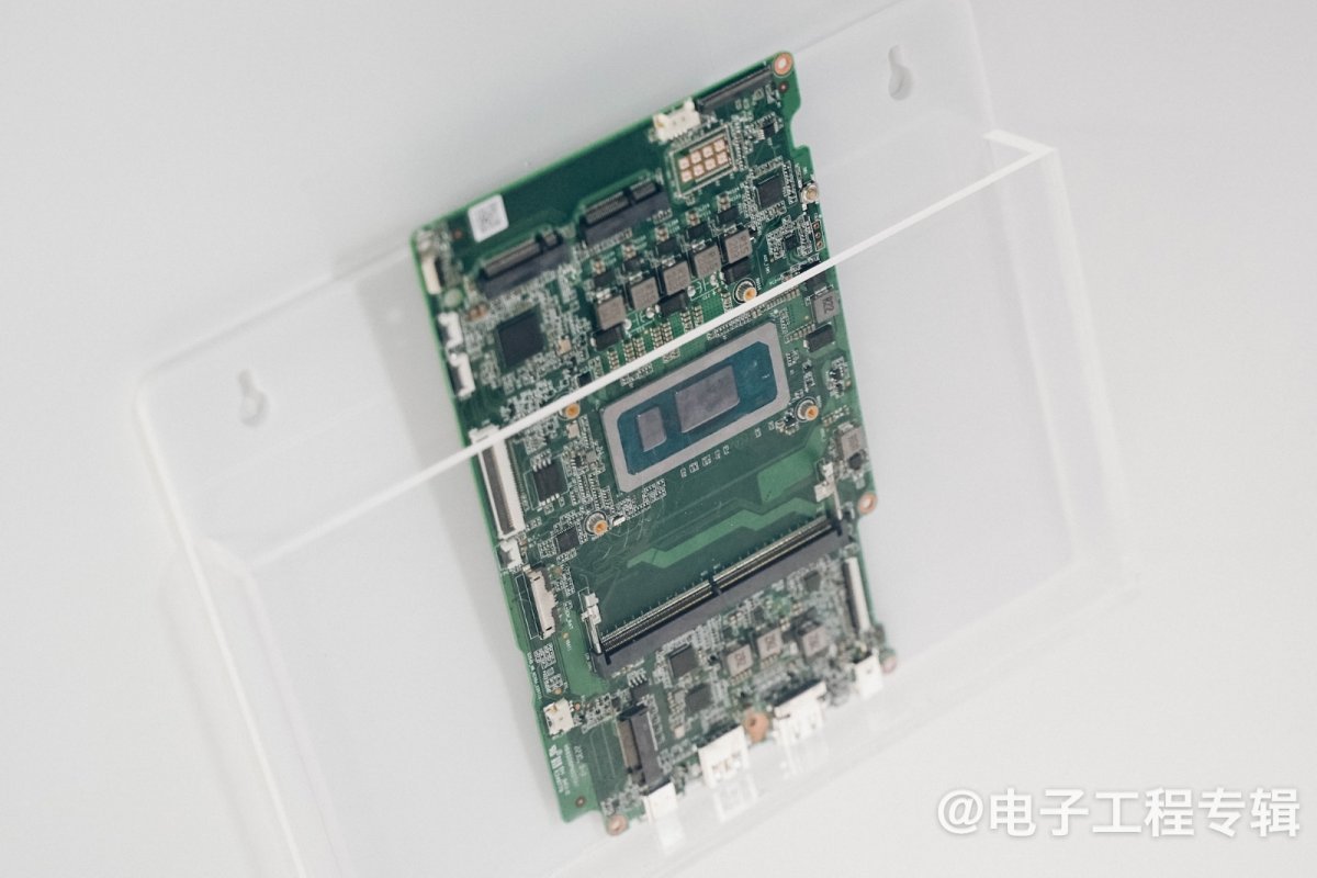 大灣區(qū)創(chuàng)新中心的展示，有一區(qū)是專門展示“與本土合作的配套芯片”的，即板子或系統(tǒng)上圍繞Intel處理器的周邊國產(chǎn)元器件。比如這塊板子，據(jù)說除了CPU之外（似乎是Tiger Lake？），其他元器件都是國產(chǎn)的。