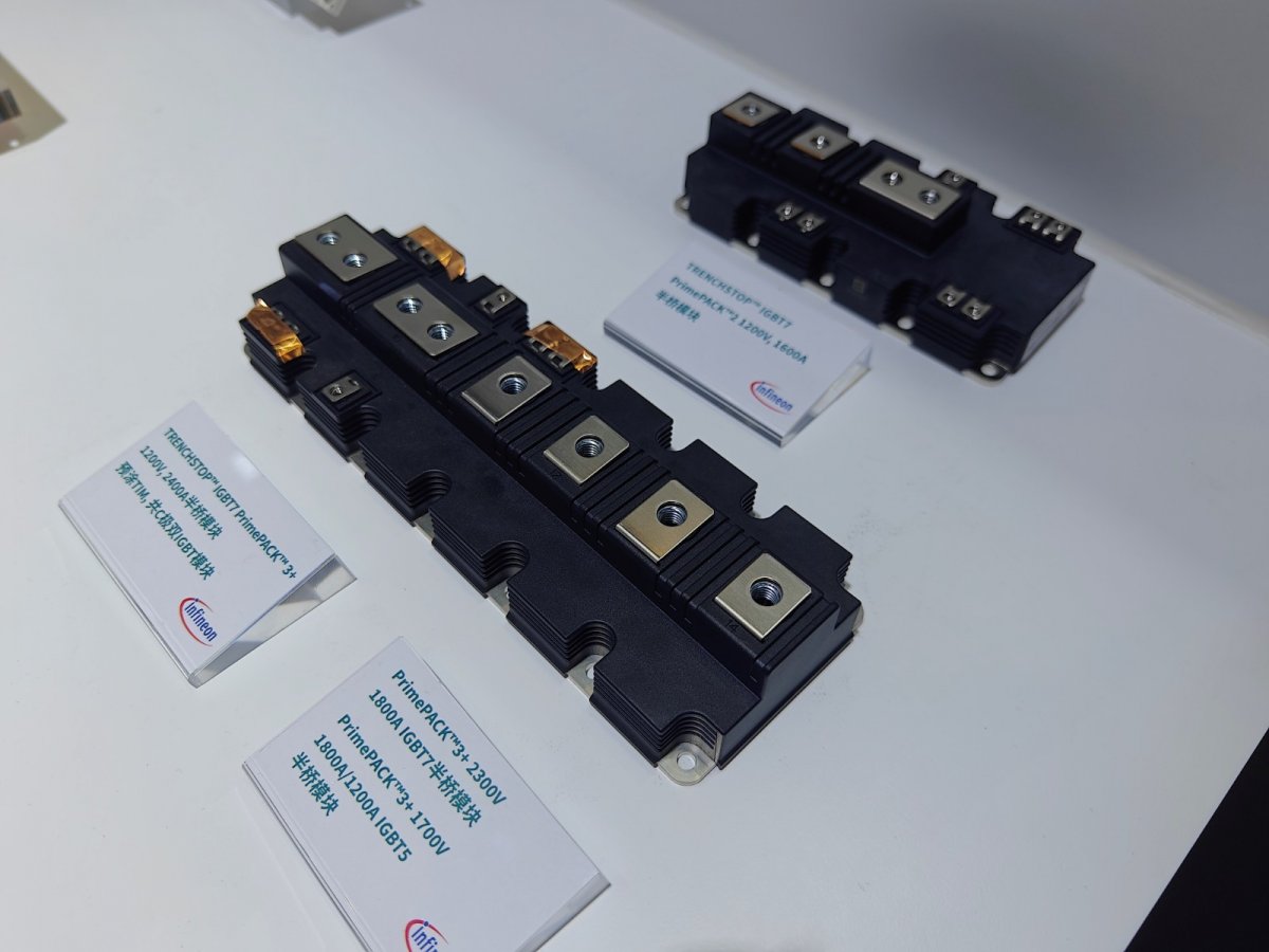 英飛凌PrimePACK? 3+ 2300 V, 1800 A雙IGBT模塊，搭載TRENCHSTOP? IGBT7、帶有發射極控制的第七代(EC7)二極管和熱敏電阻（NTC），也可以提供預涂熱界面材料（TIM）的版本。采用PrimePACK?3+封裝，可實現高功率密度的NPC2拓撲結構（1.6 MVA，風冷），比采用IGBT4的NPC1拓撲結構高37%。